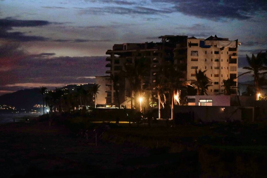 En las noches hay poca luz porque la mayoría de los comercios están cerrados, además de que el alumbrado público no está restablecido al 100%. Foto: Diego Simón Sánchez | El Universal