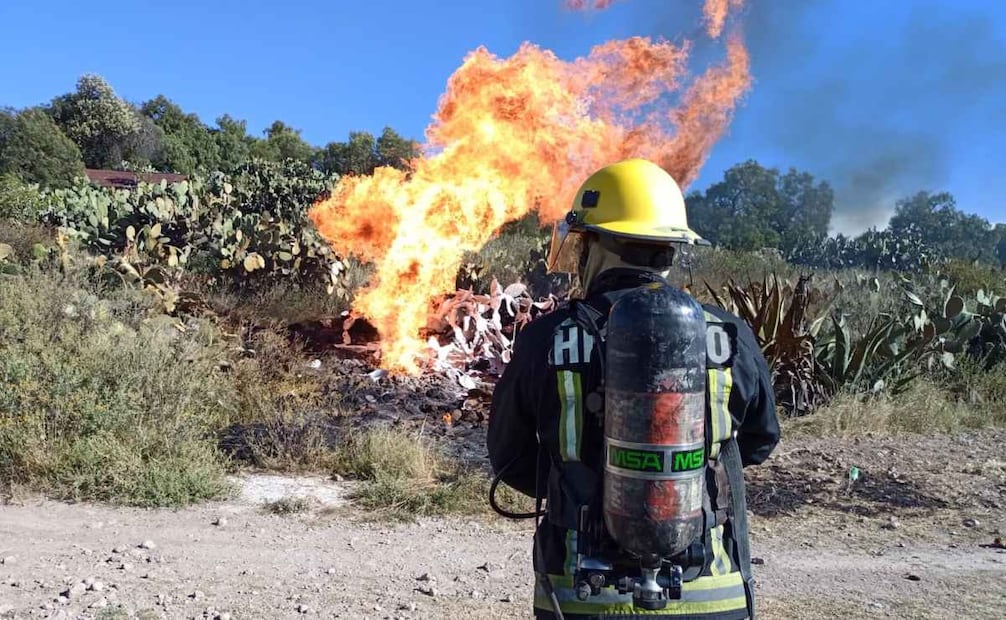 Explota ducto de Pemex al inhabilitar toma clandestina en Epazoyucan, Hidalgo; hay dos lesionados.
Foto: Especial.