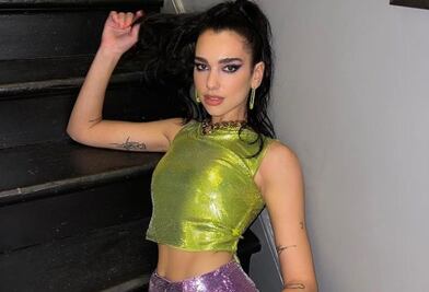 Dua Lipa pone en tendencia los mini tops de mariposa 