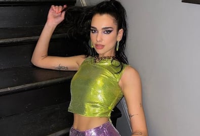 Dua Lipa pone en tendencia los mini tops de mariposa