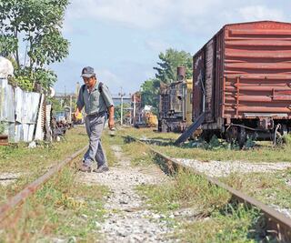 Acusan amenazas a 97 familias por tren en Juchitán