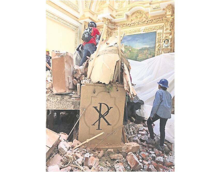 Una brigada especial del INAH rescata restos de la escultura entre los escombros de la cúpula del templo que colapsó. Foto: CORTESÍA COORDINACIÓN NACIONAL DE CONSERVACIÓN/ INAH