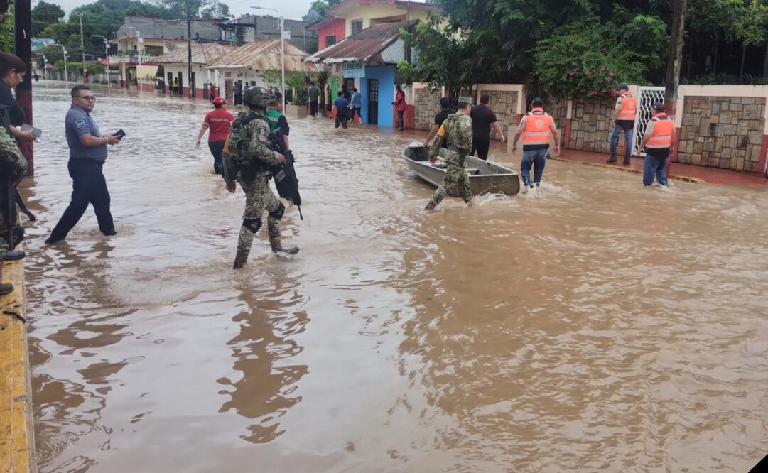 Elementos de la Marina, Ejército y Guardia Nacional brindan apoyo a la población afectada por las lluvias causadas por "Priscila" y "Raymond". Foto: Especial