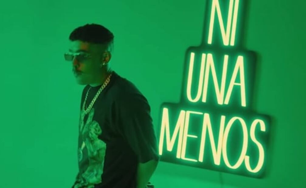 Vestido de mujer y con mensaje feminista, Bad Bunny estrena "Yo perreo sola"