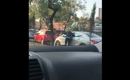 Graban presunto asalto a automovilista en Lomas Verdes