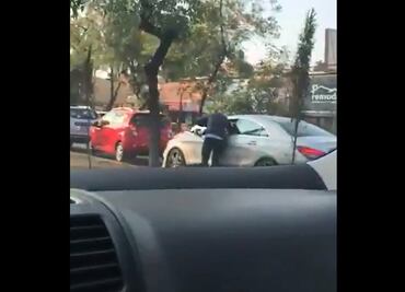 Graban presunto asalto a automovilista en Lomas Verdes