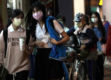 Pandemia está "lejos del final": OMS mantiene emergencia internacional por Covid-19