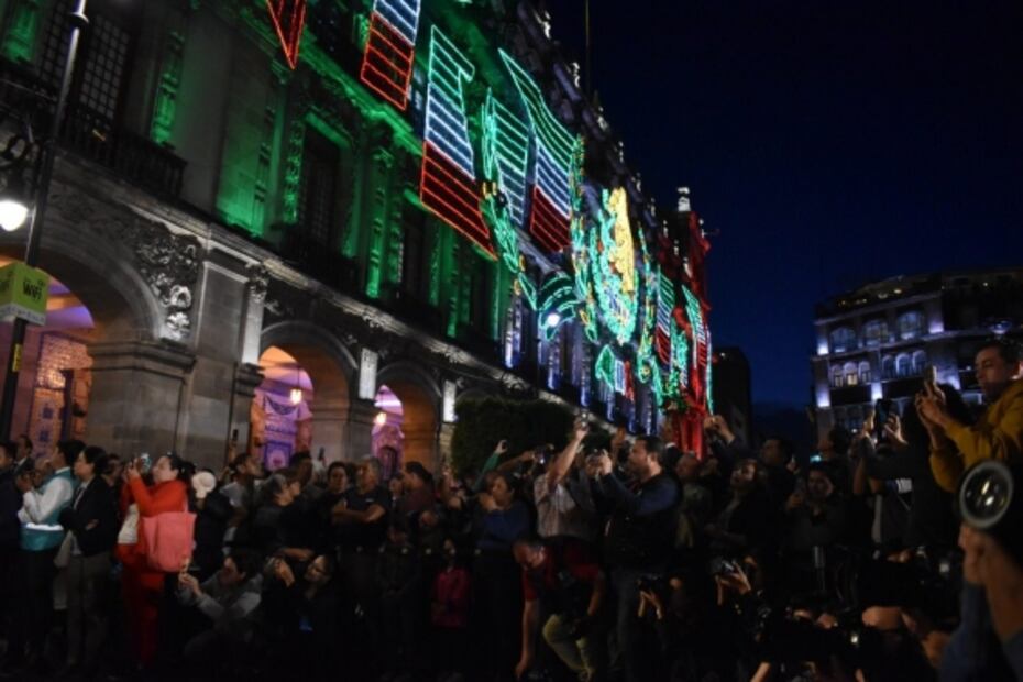 Encienden decorado por fiestas patrias en la CDMX