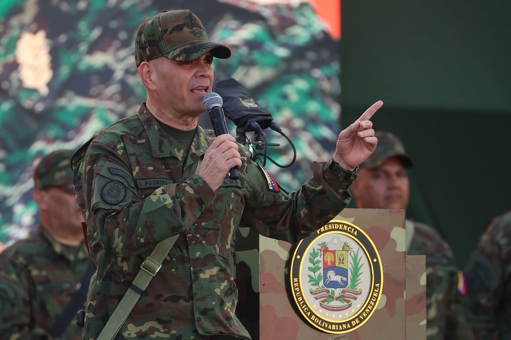 El ministro de Defensa de Venezuela, Vladimir Padrino López, habla a los militares, durante un evento en Caracas. FOTO: EFE