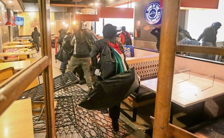 Marcha por 10 años de Ayotzinapa también estuvo rodeada de conservadores: AMLO