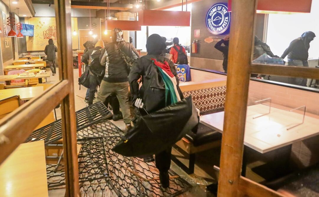 Un grupo de manifestantes saquearon negocios, realizaron pintas y causaron destrozos en comercios durante marcha de los 10 años de Ayotzinapa. Foto: Valente Rosas | El Universal