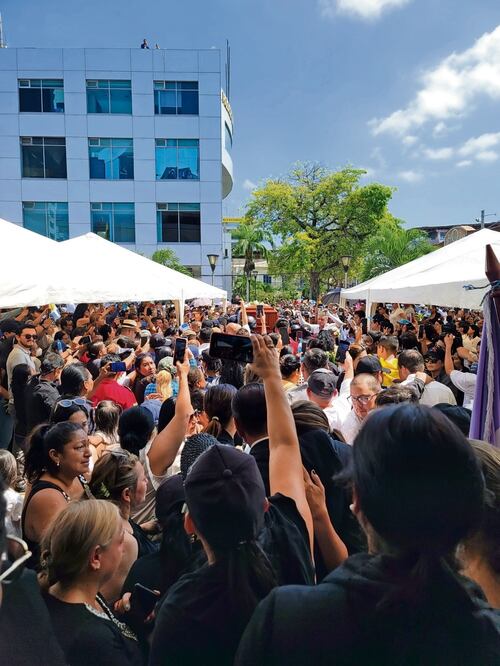 Miles de ecuatorianos despidieron ayer al alcalde de Manta, Agustín Intriago, asesinado el domingo. Foto: Captura de video