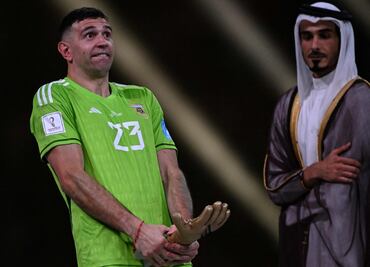 Diputado francés pide a FIFA quitarle al 'Dibu' Martínez el Guante de Oro por su celebración