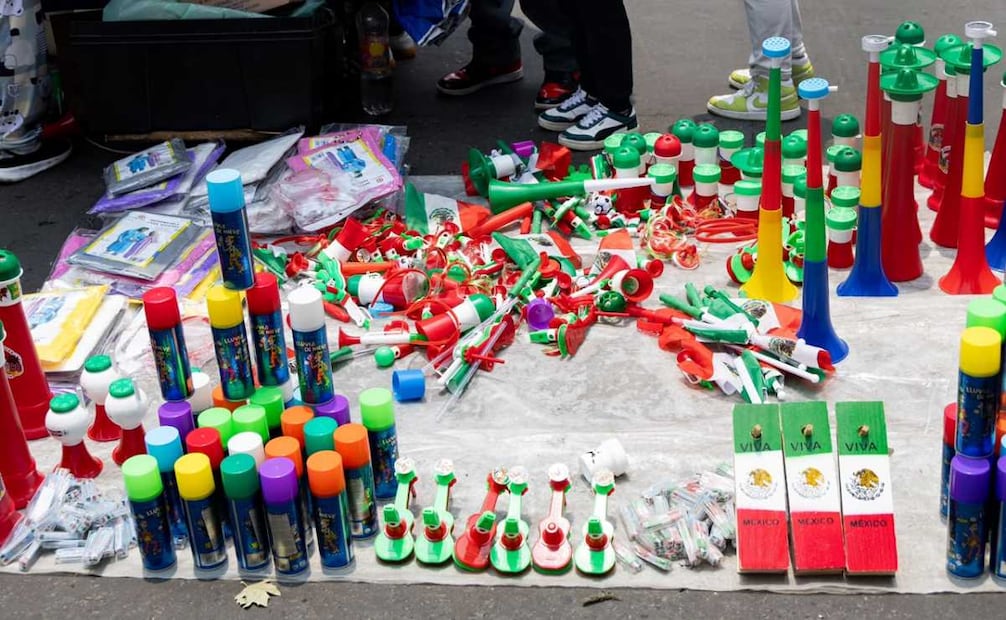 Ambulantaje de productos alusivos a la Selección Mexicana, en calles aledañas a Paseo de la Reforma. Foto: Hugo Salvador/ EL UNIVERSAL