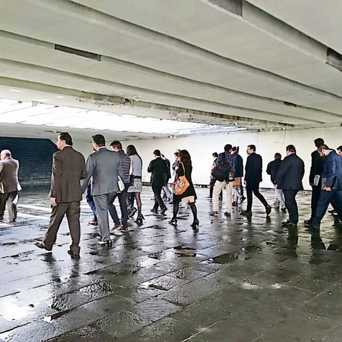 El bajo puente que está frente a San Lázaro podría ser una de las salidas que tome López Obrador luego de rendir protesta. Foto: ALEJANDRA CANCHOLA. EL UNIVERSAL