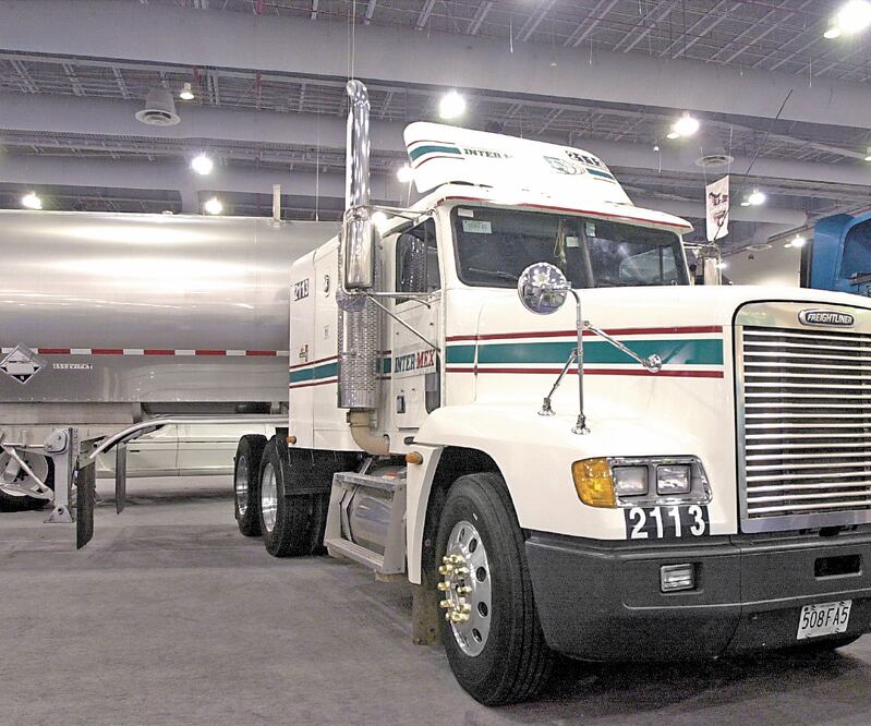 Daimler comercializa camiones y tractocamiones Freightliner, autobuses Mercedes-Benz, autos y vanes Mercedes-Benz y Smart. ARCHIVO EL UNIVERSAL