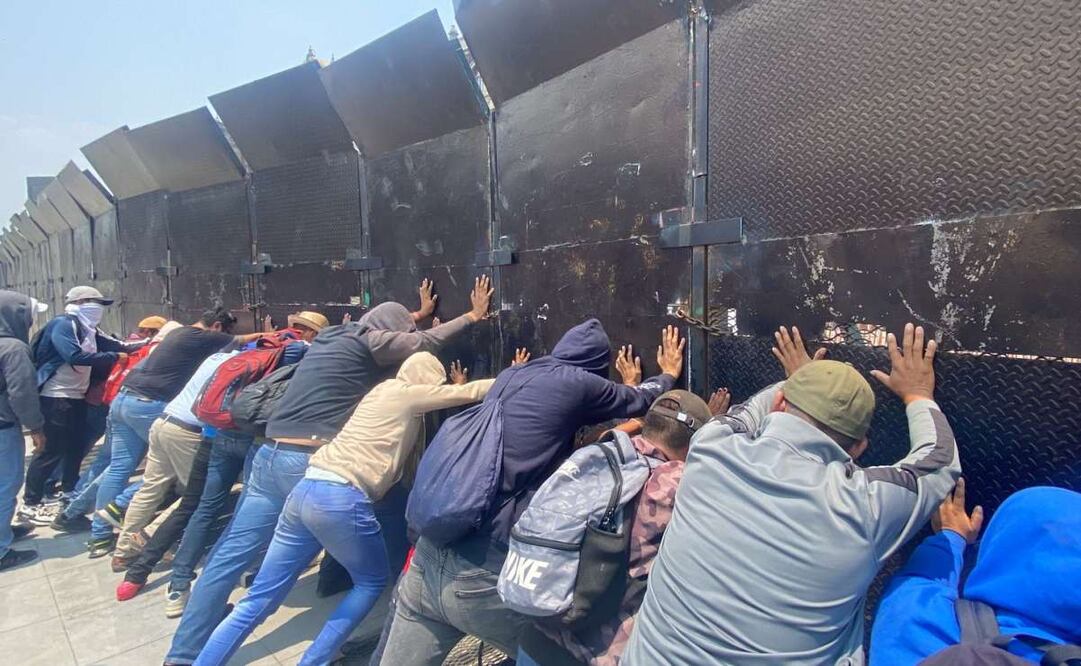 Los normalistas realizaron pintas e intentan derribar las vallas metálicas que resguardan Palacio Nacional. Foto: Juan Carlos Williams. EL UNIVERSAL