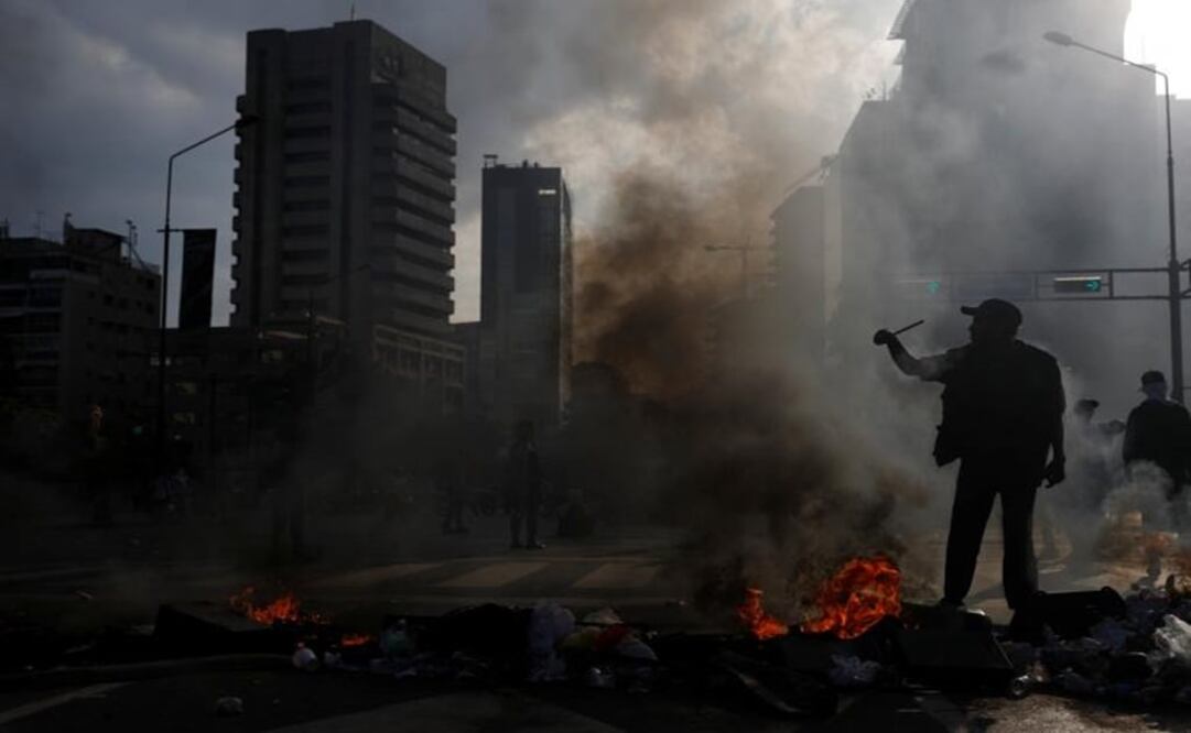 A demonstrator builds a fire on the street during a rally against Venezuela's President Nicolás Maduro's government in Caracas, Venezuela - Photo:Carlos Garcia Rawlins/REUTERS