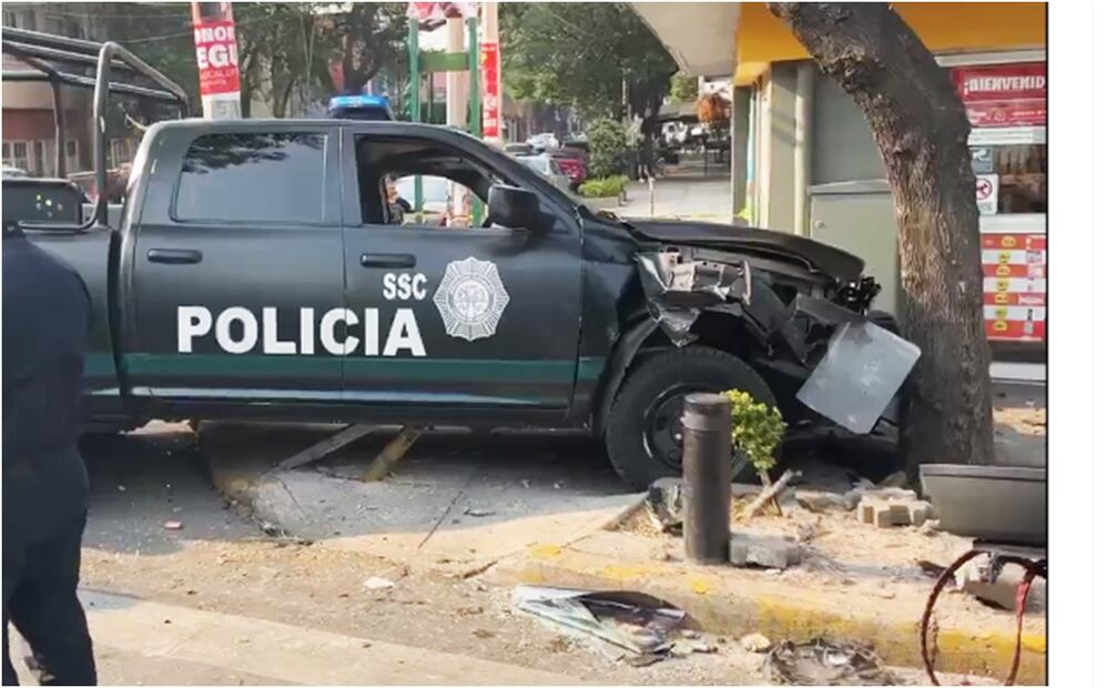Accidente entre patrulla y auto particular en la Roma Sur. Foto: Especial