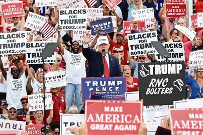 Mujeres acusan a Trump de sobrepasarse con ellas