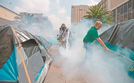 Sanitizan plantón y llegan simpatizantes de AMLO