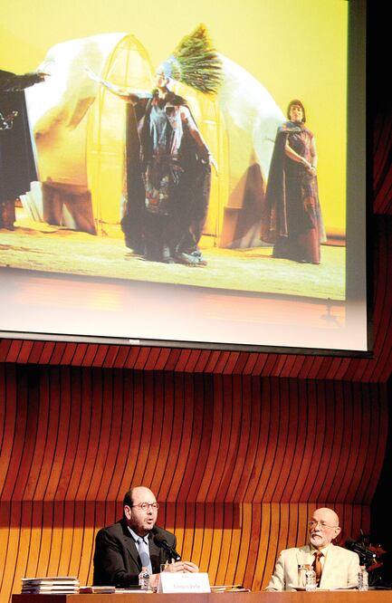 Sergio Vela y Eduardo Matos Moctezuma ofrecieron la conferencia “Mo ctezu m a , la Conquista y la ópera”, en el marco del Festival del Centro Histórico. (CORTESÍA MAURICIO MARAT. INAH)