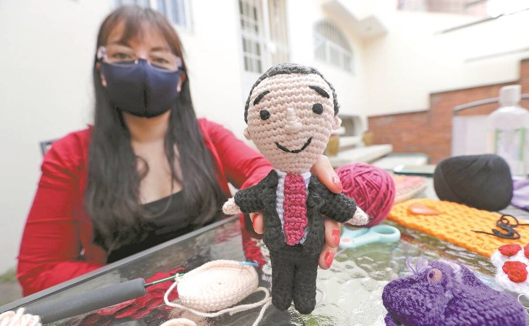 Gaby cuenta que tejer la figura del subsecretario de Salud ayudó a que los ingresos del negocio despuntaran. Foto: Jorge Alvarado/EL UNIVERSAL