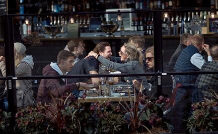 Ante récord de contagios de Covid, Noruega prohíbe venta de alcohol en restaurantes