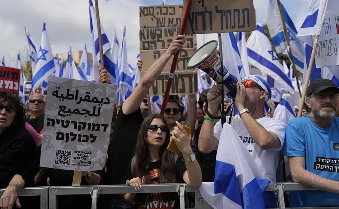 Manifestantes israelíes protestan contra la reforma judicial del primer ministro, Benjamin Netanyahu, ante el parlamento en Jerusalén, el lunes 27 de marzo de 2023. Foto: AP