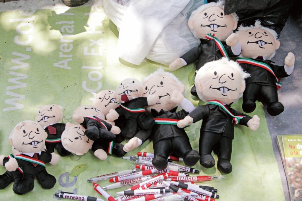 En las cercanías del Salón D’ Luz, comerciantes ofrecieron peluches del pejecito con un valor entre 150 y 250 pesos. (CARLOS MEJÍA. EL UNIVERSAL)