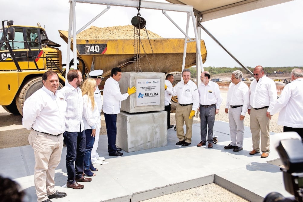 Pedro Joaquín Coldwell (cuarto de der. a izq.) colocó la primera piedra de Supera, sistema privado de logística de la empresa Avant Energy (CORTESÍA)
