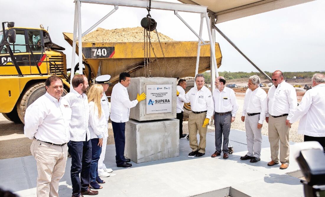 Pedro Joaquín Coldwell (cuarto de der. a izq.) colocó la primera piedra de Supera, sistema privado de logística de la empresa Avant Energy (CORTESÍA)