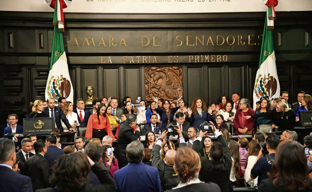 Partidos opositores presentaron una moción suspensiva por diversas contradicciones, errores y desconocimiento del texto constitucional. Foto: CUARTOSCURO