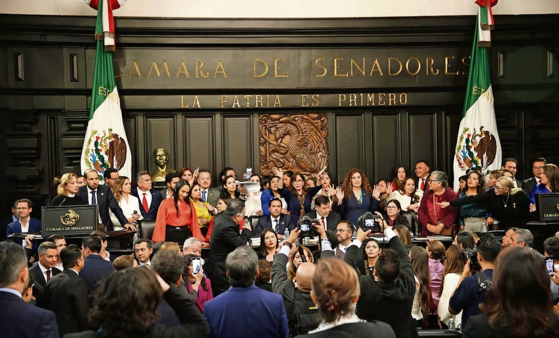 Partidos opositores presentaron una moción suspensiva por diversas contradicciones, errores y desconocimiento del texto constitucional. Foto: CUARTOSCURO