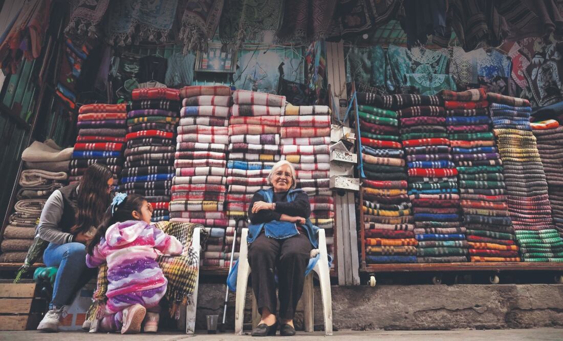 Guadalupe Yescas, tejedora tradicional de Chiconcuac, estima que a la fecha sólo quedan unas 30 personas que aún se dedican a la confección de prendas a mano y con lana. Foto: de Luis Camacho