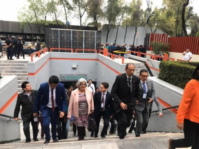 Ante bloqueos, autoridades ingresan a Cámara de Diputados por “pasadizo secreto”