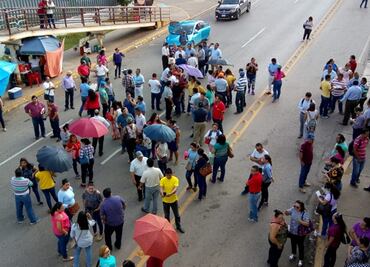 Maestros bloquean Secretaría de Educación de Tabasco; exigen pago de bono anual