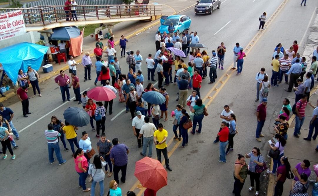 Además, los docentes exigen que se les garantice las prestaciones y salarios de fin de año en tiempo y forma. Foto: Luis Manuel López