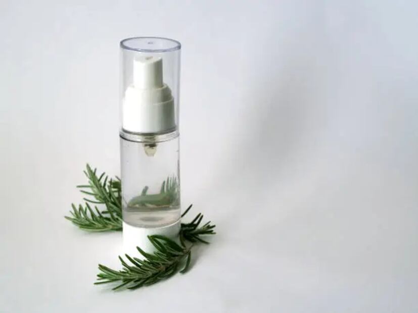 El agua de romero casero se puede utilizar todos los días después de lavarte el cabello. Foto: Unsplash