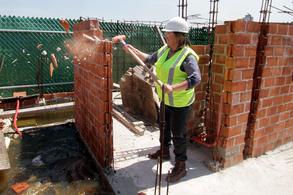 La demolición del quinto nivel que estaba en proceso de construcción se encuentra en el inmueble de Mar Adriático 168, colonia Popotla. Foto: Carlos Mejía / EL UNIVERSAL
