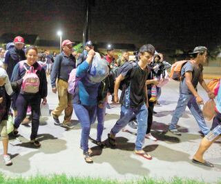 Parten de Honduras mil 800 migrantes 