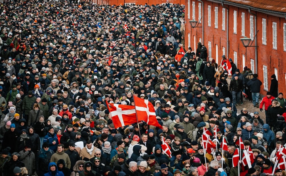 Miles de personas marcharon este sábado en Copenhague, en protesta por los dichos de Trump sobre el papel de las tropas de la OTAN en Afganistán. Foto: EFE