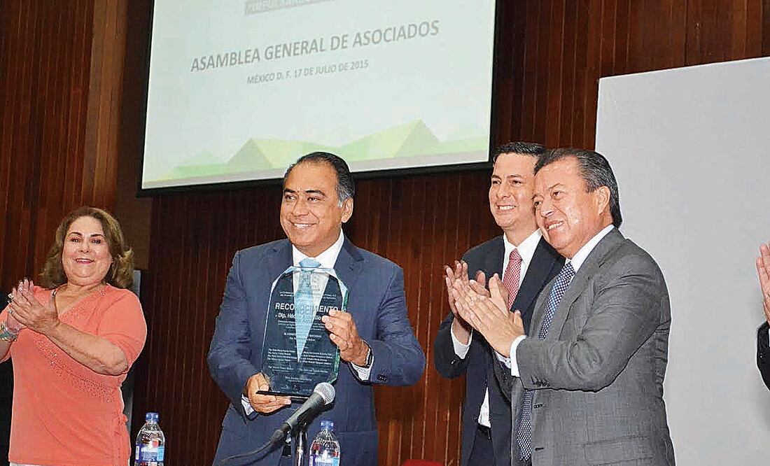 El dirigente nacional del PRI, César Camacho (der.), aplaudió el triunfo del Héctor Astudillo por ganar la gubernatura.