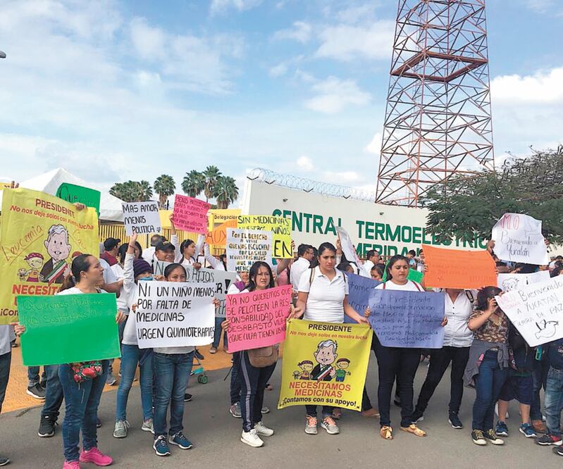 Padres de familia con hijos con cáncer se manifestaron afuera de la Termoeléctrica Mérida II. Buscaban encontrarse con el Presidente. Foto: PEDRO VILLA Y CAÑA. EL UNIVERSAL