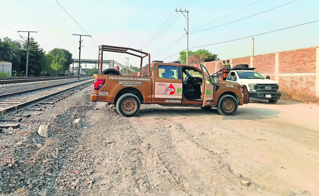 Técnicos de Pemex acuden a los puntos de extracción de combustible para encapsular las válvulas para frenar la ordeña del ducto, un procedimiento que se ha vuelto habitual en Huehuetoca. Foto: de Gisela González Granados