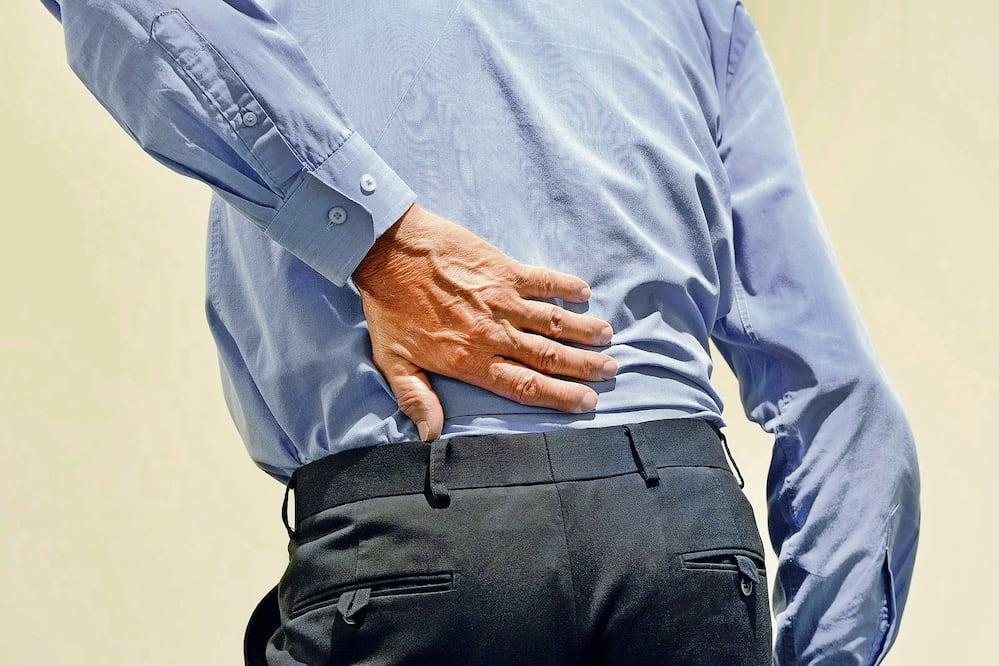 Uno de los síntomas de esta enfermedad en sus etapas avanzadas es dolor persistente en la espalda, caderas y pelvis.
Foto Especial