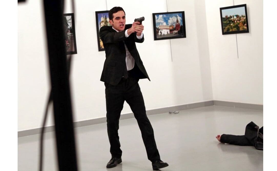 El máximo galardón se lo llevó el fotoperiodista Burhan Ozbilici , quien captó al asesino del embajador ruso en Ankara, Andréi Kárlov. Foto: AP