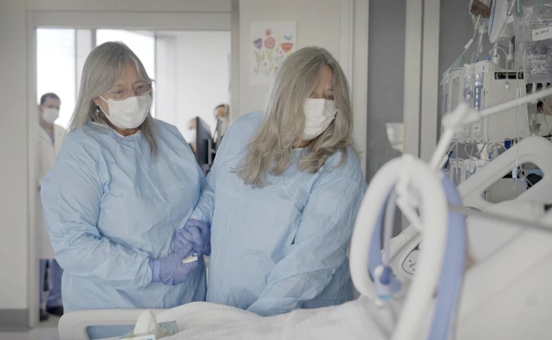 Parientes de Maurice Miller --su hermana Mary Miller-Duffy y la esposa de esta, Sue Duffy-- están junto a su cuerpo en NYU Langone Health, Nueva York. Foto: AP