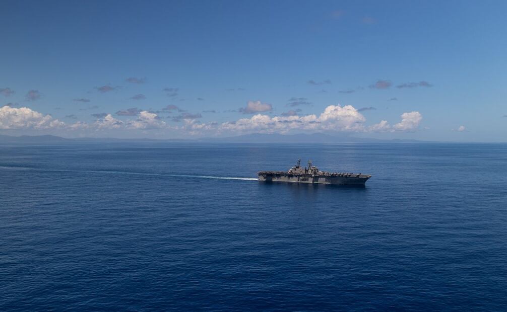 Fotografía cedida por el Comando Sur de Estados Unidos que muestra el buque USS Iwo Jima (LHD 7) navegando en el Mar Caribe durante un ejercicio con fuego real. Foto: EFE