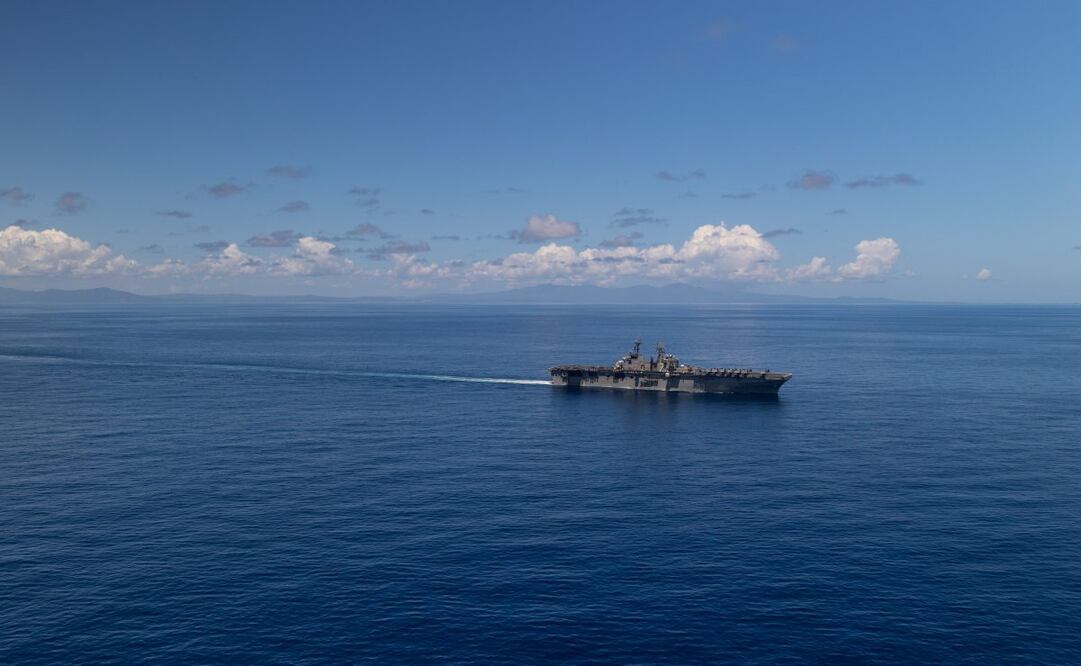 Fotografía cedida por el Comando Sur de Estados Unidos que muestra el buque USS Iwo Jima (LHD 7) navegando en el Mar Caribe durante un ejercicio con fuego real. La alarma por una posible guerra de Estados Unidos contra Venezuela crece entre legisladores demócratas y republicanos tras 50 días de bombardeos estadounidenses en el Caribe, que han dejado al menos 32 muertos, dos sobrevivientes y siete embarcaciones destruidas, mientras aumenta el despliegue militar y surgen más interrogantes sobre la legalidad de las operaciones. Foto: EFE/Archivo